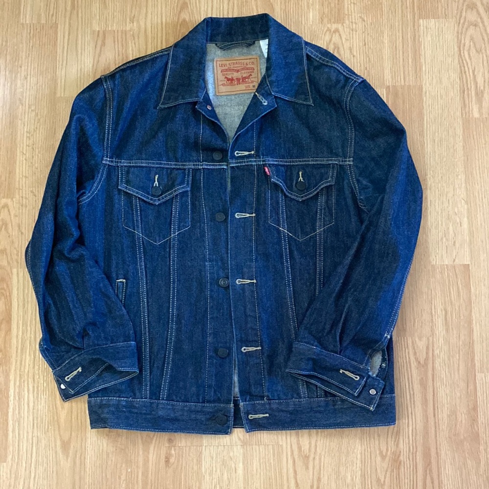Levi’s light weight trucker jacket denim medium